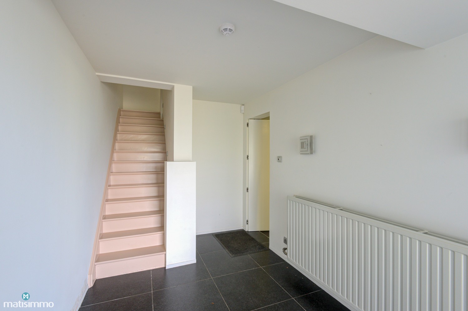 RUIME WONING MET 5 SLAAPKAMERS, INPANDIGE GARAGE EN WELLNESSRUIMTE OP EEN RUIM PERCEEL - foto 2