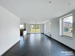 Cette spacieuse maison familiale bénéficie d’un emplacement extrêmement calme, à distance de marche de plusieurs commerces, services et transports...