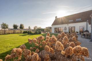 Deze unieke en zeer charmante villa is gelegen op een magnifiek perceel van 5.460 m2, genietend van de meest prachtige open zichten op de...