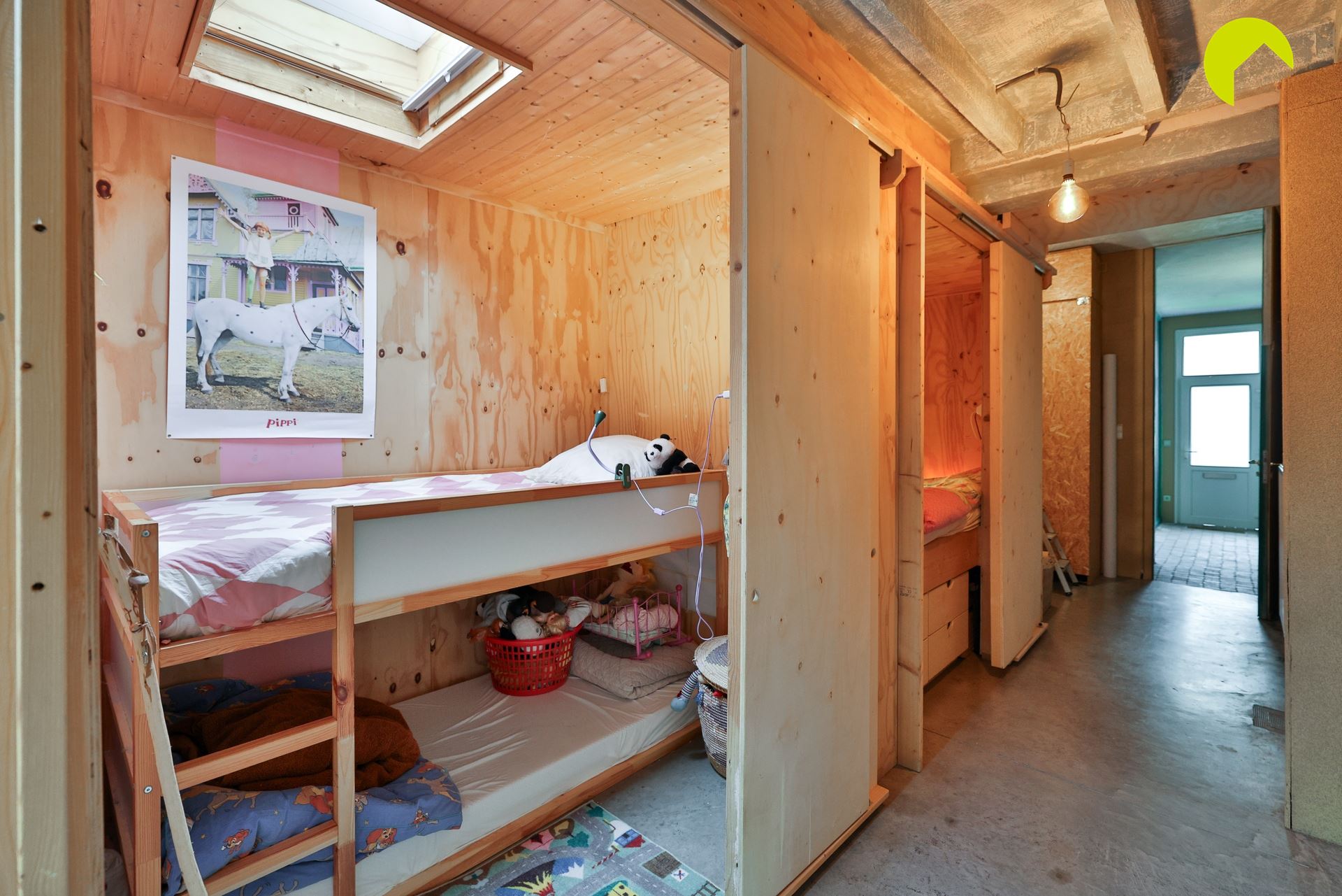 Kleurrijke woning met atypische indeling en toffe tuin! - foto 3