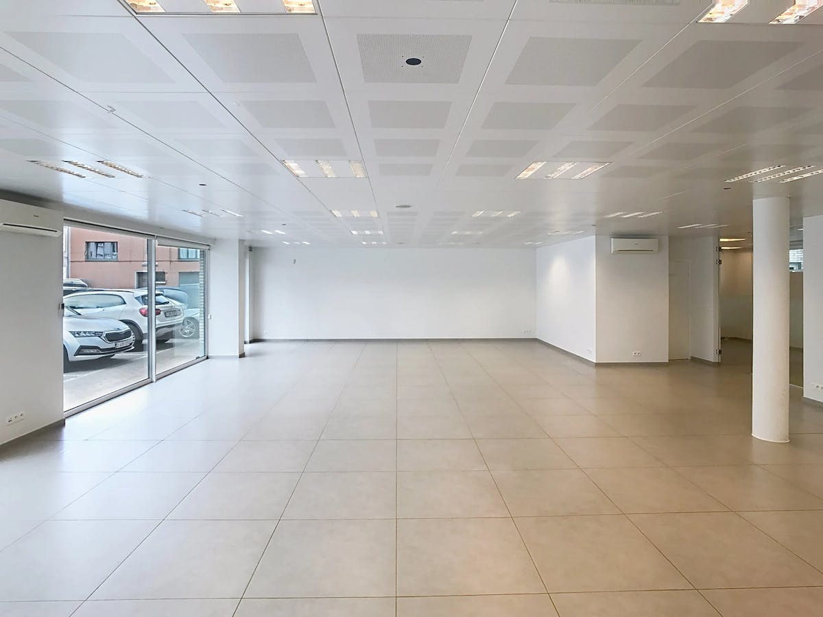 Ready-to-use office of approximately 183m² for rent in Roeselare - photo 4