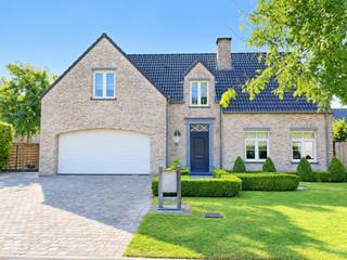 Prachtige, energiezuinige instapklare gezinswoning met 4 slaapkamers in Rijkevorsel
Instapklare en uitstekend onderhouden woning uit 2008, gelegen op een ruim hoekperceel van 892 m² in een rustige verkaveling, op wandelafstand van het centrum van Rijkevorsel.

Deze lichtrijke gezinswoning combineert ruimte, comfort en energiezuinigheid. Dankzij het EPC-label A en 15 zonnepanelen geniet u van een bijzonder gunstig energieverbruik.
De woning beschikt over een ruime inkomhal met gastentoilet, een bijzonder lichtrijke woonkamer, open keuken met grote raampartijen en prachtig zicht op de tuin. De keuken sluit aan op een praktische berging en ruime wasplaats. De dubbele inpandige garage van 32 m² biedt plaats aan twee wagens en extra bergruimte.

Op de eerste verdieping bevinden zich 4 ruime slaapkamers, allemaal voorzien van rolluiken en airco die zowel kan koelen als verwarmen. De ruime badkamer beschikt over een ligbad, inloop(regen)douche dubbele lavabo en toilet.
Een ruime zolder zorgt voor extra opslagmogelijkheden.
De volledig omheinde zuid oost gerichte tuin biedt volop privacy en beschikt achteraan over een ruime oprit, carport en tuinhuis. Tijdens de koudere maanden kan de houtkachel in de woonkamer voor extra warmte en sfeer zorgen.

Belangrijkste troeven:
EPC-label A + 15 zonnepanelen
Ruim hoekperceel van 892 m²
4 Ruime slaapkamers met airco
Zeer lichtrijke leefruimte met zicht op de tuin
Dubbele inpandige garage van 32 m²
Extra aparte oprit met carport en tuinhuis
Rustige ligging op wandelafstand van het centrum
Een ruime, comfortabele en energiezuinige gezinswoning op een uitstekende locatie.
Absoluut een bezoek waard!
Indien u meer info wil of even wil komen kijken dan kan u ons steeds telefonisch contacteren op 0496 65 09 49 of 0496 06 92 98.