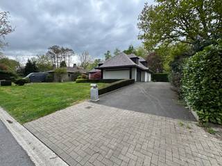 Deze instapklare woning is ideaal gelegen voor wie op zoek is naar ruimte en bereikbaarheid. Vlak naast de N16 en op korte afstand van de A12...