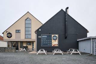 Uitzonderlijk handelspand met woonst en grond.In de woonkern van Appelterre bevindt zich dit uitzonderlijk handelspand met stijlvolle woonst, op een...