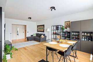 <p><strong>Luxueus gerenoveerd appartement (± 84 m²) met 2 ruime slaapkamers, en zonnig terrasje in de gegeerde Elsdonkwijk<br /><br /></strong>Op een absolute toplocatie in de Elsdonkwijk, bevindt zich op <strong>de eerste verdieping</strong> dit <strong>instapklare en energiezuinig appartement</strong>. Hier woon je in alle rust, in een kindvriendelijke omgeving, met scholen, winkels en verbindingswegen vlakbij.<br /><br />Dit appartement werd in 2022- 2023 <strong>totaal gerenoveerd met oog voor detail en kwaliteit</strong>, en combineert een warme, luxueuze uitstraling met hedendaags comfort. Het appartement is onmiddelijk beschikbaar.<br /><br /><strong>Troeven:<br /></strong>- Bouwjaar 1972<br />- Energiezuinig (EPC B)<br />- Eerste verdieping van een kleinschalig gebouw<br />- Halfopen gebouw, alle ruimtes hebben voldoende lichtinval<br />- ± 84 m² bewoonbare oppervlakte + terras ca. 6 m²<br />- Lage maandelijkse kosten ca €108/maand<br />- 2 ruime slaapkamers (ca. 15 m² en 15 m²)<br />- Stijlvolle badkamer<br />- Lichtrijke leefruimte met grote raampartijen<br />- Zonnig, zuidwest georiënteerd terras over de hele breedte van het appartement met zicht op groen<br />- Hoogwaardige materialen (parketvloer, zwarte tinten, moderne keuken, etc.)<br />- Recente totaalrenovatie (o.a. nieuwe ramen, hoogrendementsketel, elektriciteit, etc.)<br /><br /><strong>Indeling (ca. 84 m²):<br /></strong>- Ruime leefruimte<br />- Open keuken met alle voorzieningen<br />- Toegang tot het terras via de slaapkamers<br />- Berging/wasplaats<br />- Nachthal<br />- 2 slaapkamers met uitzicht op de tuin<br />- Badkamer met inloopdouche<br />- Aparte toilet<br />- Privatieve kelderberging</p>