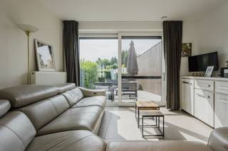 <p>Op zoek naar een <strong>instapklaar appartement </strong>met een <strong>tuin</strong>? Dan is dit <strong>gelijkvloers appartement </strong>aan de <strong>Gentsesteenweg 42 </strong>in <strong>Harelbeke </strong>zeker een bezoek waard.<br /><br /><strong>Via de inkomhal</strong>, met apart <strong>toilet</strong>, komt u in de <strong>lichtrijke leefruimte </strong>met volledig <strong>ingerichte keuken</strong>. Vanuit de leefruimte bereikt u de <strong>nachthal</strong>, met toegang tot <strong>twee volwaardige slaapkamers </strong>en een <strong>badkamer met douche</strong>. Een handige <strong>berging </strong>vervolledigt de indeling.<br /><br />Als extra troef beschikt het appartement over een <strong>terras </strong>met <strong>tuin</strong>, waar u in alle rust kunt genieten van het buitenleven. Het <strong>schuifraam </strong>is bovendien uitgerust met een <strong>vliegenraam </strong>en <strong>screens</strong>. Fietsers kunnen bovendien gebruikmaken van een <strong>gemeenschappelijke fietsenberging</strong>. Tot slot is er de mogelijkheid om een <strong>garage(€20.000) en/of carport(€10.000) </strong>aan te kopen. Ook de centrale ligging is een plus, met <strong>winkels </strong>en <strong>openbaar vervoer </strong>vlakbij.<br /> </p>
<p><strong>Interesse</strong>? Neem gerust contact met ons op voor meer informatie of een bezichtiging.<br /><strong>Simon</strong>: 0471 547 642 - simon@dekeyser.immo<br /><strong>Yorben</strong>: 0468 188 061 - yorben@dekeyser.immo </p>