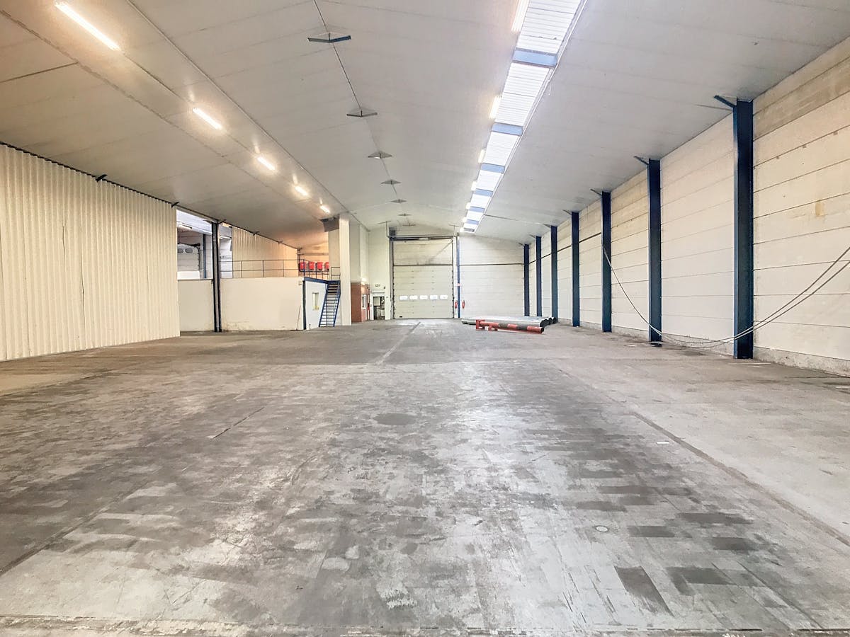 2,100m² industrial building in the industrial zone in Meulebeke - photo 1