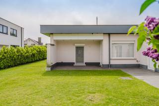 Op zoek naar een gelijkvloerse woning met een extra troef? Deze karaktervolle bungalow met terras in het gegeerde Marke biedt een uiterst interessante combinatie van comfortabel wonen en praktische extra ruimte.<br /><br />De villa beschikt over een praktische en doordachte indeling waarbij alle woonruimtes zich vlot toegankelijk op het gelijkvloers bevinden.<br /><br />Een absolute meerwaarde is het atelier achteraan de eigendom, bereikbaar via een grote sectionale poort. Deze voormalige fotostudio leent zich perfect voor een zelfstandige, hobbyist of wie nood heeft aan extra opslag- of werkruimte. De ruimte is ideaal voor het stallen van een camionette, werkmateriaal, of het inrichten van een eigen atelier aan huis.<br /><br />Topligging: Groen én centraal<br />De ligging in de Diagorasstraat (vlakbij het Olympiadeplein met speelplein en sportvelden) is een van de grootste troeven. U woont hier in een rustige, residentiële omgeving op wandel- en fietsafstand van het prachtige Preshoekbos — ideaal voor wie houdt van rust en natuur. Tegelijkertijd geniet u van een vlotte verbinding met het centrum van Kortrijk, belangrijke invalswegen, scholen en winkels.<br /><br />Een eigendom met een veelzijdig karakter op een uiterst sterke locatie. Ontdek de indeling en de loods zelf tijdens een bezoek.<br /><br />Bestuursmaatregelen in het maatregelenregister: nee