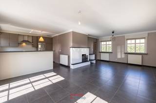 Op een uitzonderlijke locatie aan de rand van de duinen van Oostduinkerke bevindt zich deze alleenstaande villa, waar rust, natuur en comfort samenkomen in een unieke woonomgeving.<br /><br />De woning beschikt over vier volwaardige slaapkamers en twee badkamers, ideaal voor gezinnen of wie graag gasten ontvangt in alle comfort. Dankzij de grote raampartijen geniet u van een overvloed aan natuurlijk licht, wat bijdraagt aan een open en aangename sfeer in de leefruimtes.<br /><br />De villa is uitgerust met hedendaags comfort en combineert functionaliteit met een tijdloze uitstraling. De ruime tuin, met een prima oriëntatie, vormt een perfecte plek om te ontspannen en te genieten van de rustige, groene omgeving.<br /><br />De ligging is werkelijk fantastisch: op wandelafstand van de duinen en de zee, en toch vlot bereikbaar met alle voorzieningen in de nabijheid. Gelet op de aanwezigheid van zowel een inpandige garage als een eigen oprit is het comfort optimaal om vlot overal te geraken én uw wagen evenzeer weer te kunnen parkeren zonder zorgen.<br /><br />Een zeldzame eigendom waar natuur, ruimte en woonkwaliteit elkaar perfect aanvullen aan de Belgische kust. Gezien er slechts sporadisch soortgelijke villa's te koop worden aangeboden én deze villa over een prima prijs/kwaliteitsverhouding beschikt is dit uw kans!<br /><br />EPC: 308.