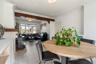 <p><strong>Gezellige rijwoning met diepe tuin op een vlotte ligging</strong></p>
<p>Deze verzorgde rijwoning bevindt zich in een aangename, open straat op korte afstand van het centrum en met een vlotte verbinding richting Ardooie en Deinze. Dankzij de praktische indeling, de zonnige tuin en de reeds uitgevoerde investeringen is dit een ideale woning voor starters, jonge gezinnen of wie op zoek is naar een comfortabele thuis op een centrale locatie.</p>
<p><strong>INDELING</strong></p>
<p><strong>Gelijkvloers:</strong> inkomhal met gastentoilet, lichtrijke leefruimte met plaats voor een gezellige zithoek en eetruimte. Achteraan bevindt zich de ingerichte keuken met ontbijthoek, voorzien van talrijke ingemaakte kasten en uitgerust met onder meer een gasfornuis, oven, dampkap en vaatwasser. Aansluitend zijn er een praktische bijkeuken/wasplaats en een extra berging.</p>
<p><strong>Verdieping:</strong> nachthal, drie slaapkamers en een badkamer uitgerust met een lavabomeubel en een douche in bad. Via een uitschuiftrap is de ruime zolder bereikbaar. Dankzij het grote veluxraam biedt deze ruimte bovendien interessante mogelijkheden als hobbyruimte, berging of toekomstige uitbreiding.</p>
<p><strong>BUITENOMGEVING</strong></p>
<p>Achteraan geniet u van een overdekt terras dat uitkijkt op de aangename, diepe tuin met tuinberging.</p>
<p><strong>EXTRA TROEVEN</strong></p>
<ul>
<li>Elektrische installatie reeds vernieuwd</li>
<li>Voorzien van zonnepanelen</li>
<li>Diepe tuin met overdekt terras</li>
<li>Vlotte verbinding richting Ardooie en Deinze</li>
<li>Ruime parkeermogelijkheden voor de woning op de publieke parkeerstroken</li>
</ul>
<p>Een verzorgde woning met een praktische indeling, een mooie buitenruimte en een uitstekende bereikbaarheid. Ideaal voor wie comfortabel wil wonen nabij het centrum.<br /><br />BEZOEKMOMENT DINSDAG 7 JULI TUSSEN 17-19 UUR NA AFSPRAAK.</p>