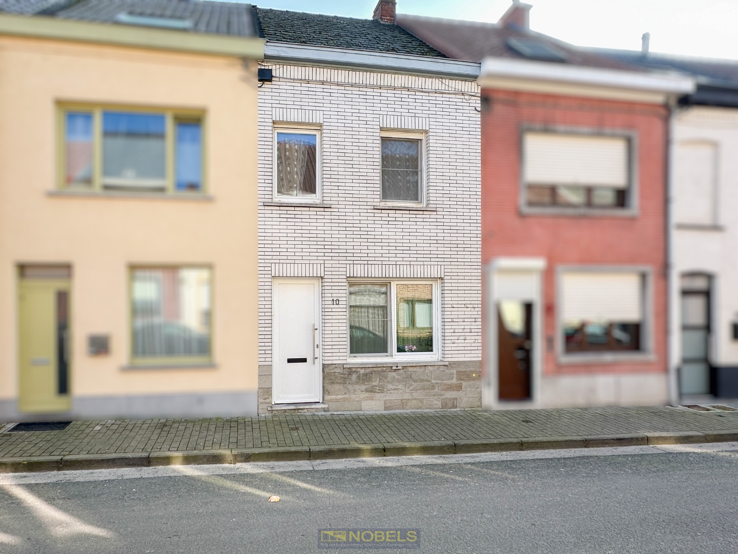 Te koop, te moderniseren woning met stadstuintje te Ronse - photo 1