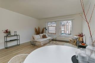 <p><span>Instapklaar appartement met 1 slaapkamer en parking.</span></p><p><span> </span></p><p><span>Centrale ligging tussen de dorpskernen van Brasschaat, Kapellen en Ekeren.</span></p><p><span>Winkels, scholen en openbaar vervoer zijn vlot bereikbaar.</span></p><p><span> </span></p><p><span>* Kleinschalig gebouw (2 appartementen)</span></p><p><span>* Veel lichtinval</span></p><p><span>* Centrale ligging</span></p><p><span>* Gas- en elektriciteitsmeters individueel</span></p><p><span>* Volledig instapklaar</span></p><p><span> </span></p><p><span>Op de eerste verdieping bevindt zich dit één-slaapkamer appartement. </span></p><p><span>Via de inkomhal met plaats voor vestiaire betreed je de leefruimte met half-open keuken, kwalitatief en op maat gemaakt.</span></p><p><span>Slapen doe je in een gigantische slaapkamer van 30m² en in alle rust achteraan het gebouw.</span></p><p><span>Badkamer met ligbad (DiB) en wastafel.</span></p><p><span>Apart toilet met handenwasser en royale berging met aansluiting voor wasmachine en droogkast.</span></p><p><span> </span></p><p><span>Autostaanplaats op de buiten-parking inbegrepen in de huurprijs.</span></p><p><span>Maandelijkse lasten: €95 (inclusief privatief water)</span></p><p><span>Gas en elektriciteit af te sluiten op eigen naam.</span></p><p><span> </span></p><p><span>Wil je dit appartement eens bekijken? </span></p><p><span>Gelieve de bezoekaanvraag invullen onderaan de advertentie op onze website https://www.sinjoor.be. </span></p><p><span>De dossierverantwoordelijke zal nadien zo snel mogelijk contact met jou opnemen.</span></p><p><span> </span></p><p><span> </span></p>