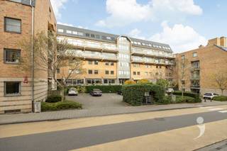 <p><span>This 1-bedroom apartment located on Brusselsestraat comes with a private parking space.</span></p><p><span> </span></p><p><span>Through the entrance of the building you get very easily to the parking place where you take the elevator to the entrance on the fourth floor.</span></p><p><span>In the apartment you have a practical entrance hall with access to the bedroom and bathroom with shower and toilet.</span></p><p><span>In the living area there is an open kitchen and space for a cozy lounge. The south-facing terrace provides extra comfort and lots of light. </span></p><p><span> </span></p><p><span>In the fall, the exterior joinery will also be renewed which will have a positive impact on your consumption.</span></p><p><span> </span></p><p><span>Interested? Schedule a visit soon via our website. </span></p>