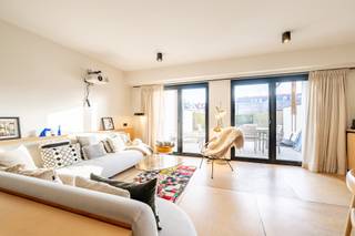 <p>Appartement avec jardin situé dans une résidence de villas recherchée, le long de la digue piétonne du Zoute.</p>
<p>Disposition : hall d’entrée avec vestiaire et toilette invités, spacieux et lumineux séjour avec accès direct à la terrasse orientée plein sud et au jardin, cuisine entièrement équipée. L’appartement dispose également de deux chambres et de deux salles de bains.</p>
<p>Cave privative et local à vélos commun.</p>
<p>Possibilité d’acquérir un garage box fermé dans la résidence.</p>