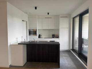 <strong>NIEUW TE HUUR – Residentie Mina, Mol 🌿</strong><br /><br />✨ Stijlvol en energiezuinig wonen op een toplocatie!<br /><br />Dit moderne, volledig afgewerkte BEN-appartement op de tweede verdieping combineert luxe, comfort en duurzaamheid.<br />Gelegen aan de Boulevard, vlak bij het centrum van Mol en voorzien van een lift.<br /><br />De lichtrijke leefruimte sluit aan op een moderne open keuken met kwalitatieve ATAG-toestellen. Verder beschikt het appartement over 2 slaapkamers, een badkamer met inloopdouche en ligbad, een apart gastentoilet en een praktische berging.<br /><br />Geniet van het gezellige overdekte terras met ochtendzon.<br />Bovendien beschikt het appartement over een private autostaanplaats in de overdekte garage en een ruime private kelderberging.<br /><br />🌱 Dankzij de zonnepanelen, driedubbele beglazing, warmtepomp, vloerverwarming en vloerkoeling woont u hier bijzonder energiezuinig.<br /><br />Het appartement werd volledig geschilderd en is grotendeels voorzien van lichtarmaturen.<br /><br />Gemeenschappelijke kosten: € 100/maand.<br /><br />📅 Beschikbaar in onderling overleg. Plaatsbezoek mogelijk op afspraak.<br /><br />Interesse? Neem gerust contact op en ontdek uw nieuwe thuis!