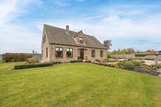 <strong>INDELING</strong><br /><br /><strong>GELIJKVLOERS</strong><br />Inkomhal, nachthal met ingemaakte kasten, toilet met handenwasser, slaapkamer 1 met ingemaakte kasten en slaapkamer 2, badkamer met ligbad en badkamermeubel, woonkamer met parketvloer en houtkachel, keuken voorzien van de volgende toestellen, nl. inductiekookplaat, afzuigkap, afwasmachine, koelkast, combi-microgolfoven en dubbele spoeltafel, berging/kelder, achterinkom, toilet, wasplaats met aansluiting voor wasmachine/droogkast en ingemaakte kasten, inpandige garage met handmatige poort.<br /><br /><strong>1STE VERDIEPING<br /></strong>Overloop, 3 slaapkamers, badkamer voorzien van een toilet, douchecabine en badkamermeubel, 2 zolderkamers/bergzolder.<br /><br /><strong>KELDERVERDIEPING<br /></strong>Kelderberging van ca. 18m² voorzien van elektriciteit.<br /><br /><strong>BUITEN<br /></strong>Terras achteraan, volledig omheinde tuin, carport en tuinberging. Extra opslagplaats voor hout en laadpaal;<strong><br /></strong><br /><strong>POSITIEVE ASPECTEN<br /></strong>Ruime woning met 5 slaapkamers<br />Ruim perceel met uitzicht op de velden<br />Centrale ligging, doch in de nabijheid van autosnelweg E19<br />Zonnepaneleninstallatie aanwezig
