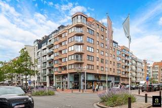 <p>Stylishly renovated three-bedroom corner apartment, centrally located at the intersection of Lippenslaan and Taborastraat, close to Van Bunnenplein, the shops and the beach.<span></span></p>
<p>Layout: spacious entrance hall with cloakroom and guest toilet. Bright living and dining area featuring large windows, automatic curtains and access to the terrace, offering open views over Lippenslaan. Its attractive corner position ensures exceptional natural light and creates a wonderful sense of space throughout the living area.</p>
<p>The fully equipped open-plan kitchen is seamlessly integrated into the interior and finished with high-quality materials. The apartment comprises three generously sized bedrooms, one with an adjoining shower room and another with an en-suite bathroom.</p>
<p>The high-end renovation, refined finishes and contemporary living comfort make this apartment a particularly attractive property. Private cellar and communal bicycle storage within the residence. Possibility to purchase a parking space.</p>
<p>A move-in-ready apartment in an excellent location in the centre of Knokke.</p>