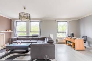 Dit aangename appartement is gelegen op het Hendrik Heymanplein, een uitstekende locatie in het hart van Sint-Niklaas. Dankzij de <strong>centrale ligging </strong>bevinden winkels, horeca, openbaar vervoer en alle dagelijkse voorzieningen zich op wandelafstand. Ideaal voor wie comfortabel wil wonen met alles binnen handbereik.<br /><br />Het appartement bevindt zich op de eerste verdieping en geniet dankzij de <strong>halfopen </strong>ligging van een bijzonder aangename lichtinval. De praktische indeling zorgt voor een optimaal wooncomfort en omvat een ruime en lichtrijke leefruimte, een afzonderlijke keuken, een badkamer met dubbele wastafel en ligbad, en<strong> twee volwaardige slaapkamers</strong>.<br /><br />Daarnaast beschikt het appartement over een <strong>overdekt terras </strong>met een aangenaam uitzicht op het groen.<br /><br />Een <strong>privatieve kelderberging</strong> biedt bovendien extra opbergruimte en verhoogt het praktische comfort.<br /><br />Als extra troef is een <strong>autostaanplaats </strong>inbegrepen in de vraagprijs, wat zorgt voor een zorgeloze parkeermogelijkheid op deze centrale ligging.<br /><br /><strong>Troeven</strong>
<ul>
<li>Autostaanplaats inbegrepen in de vraagprijs</li>
<li>Centrale ligging aan het Hendrik Heymanplein</li>
<li>Ruime en lichtrijke leefruimte</li>
<li>Overdekt terras met groen uitzicht</li>
<li>Afzonderlijke keuken</li>
<li>Privatieve kelderberging</li>
<li>Winkels, horeca en openbaar vervoer op wandelafstand</li>
</ul>
Wenst u dit appartement te bezichtigen? Aarzel dan niet om contact op te nemen via emily@claves.be of telefonisch op 03 502 98 74.<br />