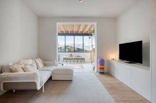 Het gebouw, oorspronkelijk opgetrokken in 1930, straalt nog steeds karakter uit dankzij de bewaarde authentieke elementen. In 2020 werd het pand volledig gestript en met oog voor detail en smaak gerenoveerd door de huidige eigenaar. Het kleinschalige appartementsgebouw bestaat uit een opslagruimte en het woongeheel elk met een eigen private ingang.Met een bewoonbare oppervlakte van maar liefst 162 m² biedt deze triplex het comfort van een volwaardige woning en omvat:een inkomhal met gastentoileteen ruime leefruimte met open keukendrie volwaardige slaapkamerstwee badkamerstwee zuidgerichte terrassenBent u op zoek naar een instapklare triplex met karakter en ruimte? Neem gerust contact met ons op voor een bezoek via 011 30 50 54 of mail naar ines.bollen@dewaele.comBestuursmaatregelen in het maatregelenregister: nee