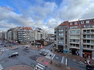 In het centrum van Knokke bevindt zich dit ruime appartement met open zicht.Indeling: inkomhal met apart toilet, lichtrijke leefruimte met open...
