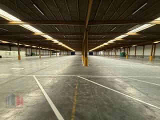 Fantastically located industrial building with a surface area of 6,543 m² for rent along and with visibility of the E17 in Sint-Niklaas, barely 2...
