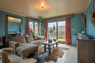 MOOIE WONING MET TUIN IN EEN RUSTIGE WIJK IN NEERVELP Deze mooie, instapklare woning in open bebouwing bevindt zich in Neervelp, een deelgemeente van Boutersem. De woning biedt heel aangename en heldere leefruimtes op het gelijkvloers, 3 kamers op de verdieping en volwaardige zolder- en kelderverdiepingen. De voortuin is aangelegd en de woning is omgeven door een mooie, naturelle tuin met moestuin, serre en tuinhuis.
Omvattende:
Gelijkvloers: inkomhal, zit- en eetkamer, keuken en eetplaats, toiletruimte
Eerste verdieping: nachthal, 3 slaapkamers, badkamer
Zolderverdieping: 4 compartimenten
Kelderverdieping: wasruimte, bureau en technische ruimte, berging, garage
Oprit, terras en tuin: oprit, aangelegde tuin met terras en tuinhuis
Ligging: de woning bevindt zich in Vertrijk, een deelgemeente van Boutersem, en biedt een bijzonder gunstige bereikbaarheid. Bushaltes zijn vlakbij, de aansluiting met de E40 bevindt zich op 1 km en het station van Vertrijk is op 2,5 km.
De beschikbaarheid van deze woning is onderling overeen te komen.
Bekijkt u dit pand via één van onze aanverwante websites, dan verwijzen wij u graag door naar onze eigen website. https://www.itimmo.be/vertijksestraat-21-boutersem