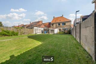 In Beveren-Kalsijde (Alveringem) treffen we deze zeer ruime & te renoveren woning. De indeling van de woning is als volgt, gelijkvloers: inkomhal -...