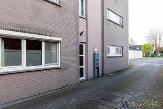 <p>Ontdek dit ruime, instapklare appartement op de tweede verdieping van een verzorgd en kleinschalig gebouw met slechts drie units, voorzien van een lift en gelegen in Blaasveld. Bij het betreden van het appartement kom je in de inkomhal die toegang geeft tot een ruime en lichtrijke leefruimte met open keuken. Verder beschikt het appartement over een apart toilet, een praktische berging, een badkamer en drie volwaardige slaapkamers, evenals een aangenaam terras. Achter het gebouw bevindt zich een garage, verplicht bij aan te kopen voor €20.000, wat zorgt voor extra comfort en gebruiksgemak. Dankzij de gunstige ligging woon je hier op een uitstekende locatie, in de nabijheid van winkels, openbaar vervoer en recreatiemogelijkheden. Voor meer informatie of een bezoek kan je contact opnemen via 03/283.84.84 of mailen naar gert@ax-quality.be.</p>