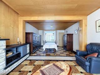 <p>Te renoveren halfopen woning met veel mogelijkheden, gelegen in het centrum van Waregem en op wandelafstand van diverse winkels, diensten, scholen en openbaar vervoer. De woning beschikt over een ruime inkomhal, een leefruimte met eet- en zithoek, een ruime leefkeuken met directe toegang tot de kelder, een badkamer met douche, lavabo en aansluiting voor de wasmachine en een afzonderlijk toilet.</p>
<p>De veranda vormt een praktische verbinding tussen de keuken en de achterliggende werkruimte en ruime garage. Aansluitend bevinden zich het terras en de volledig afgesloten tuin met tuinhuis, ideaal om in alle rust van de buitenruimte te genieten.</p>
<p>Op de eerste verdieping zijn er drie slaapkamers van verschillende grootte, waarvan de kleinste voorzien is van een lavabo. Via een vaste trap bereikt men de zolderverdieping, die momenteel ingericht is als extra slaapkamer/hobbyruimte en tevens beschikt over bijkomende bergruimte. De woning biedt dankzij de ruime indeling en de verschillende mogelijkheden een goede basis voor wie een woning naar eigen smaak wenst te renoveren.</p>
<p>Extra troeven:</p>
<ul>
<li>Karaktervolle halfopen woning</li>
<li>Ruime garage</li>
<li>Kelder</li>
<li>Ruime geïsoleerde zolderverdieping</li>
<li>Regenwaterput van 2000l</li>
<li>Toplocatie in het centrum van Waregem</li>
<li>Geen renovatieverplichting</li>
</ul>
<p>Deze woning is te koop ZONDER makelaar via het concept van Smart Houses. Wenst u verdere inlichtingen of een bezoek? Contacteer rechtstreeks de eigenaar via +32467009220 (Bij voorkeur na 18u)</p>