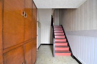 Deze woning is gelegen op een perceel van 408m². De woning bestaat uit twee appartementen. Het gelijkvloers bestaat uit een...