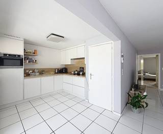 ✨ Indeling en troeven:🛋️ Lichtrijke woonkamer🍽️ Open keuken met ingebouwde toestellen🛏️ 2 Slaapkamers🛁 Badkamer met inloopdouche📦 Handige...