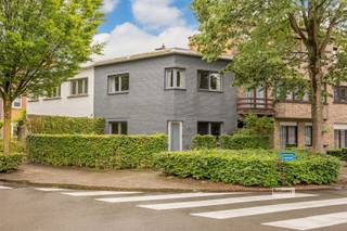 <p><span>In de Sint Antoniuslei te Brasschaat vinden we deze charmante woning met een aangename voortuin en een kleine maar gezellige tuin achteraan.</span></p><p><span>De woning beschikt over 2 ruime slaapkamers, een ruime badkamer en een praktische indeling met veel potentieel. Het geheel werd steeds goed onderhouden, maar is toe aan renovatie en modernisering, wat u de kans geeft om de woning volledig naar eigen smaak en hedendaagse normen in te richten.</span></p><p><span>Dankzij de solide basis vormt dit een interessante opportuniteit voor wie op zoek is naar een woning met ruimte, mogelijkheden en een goede ligging in Brasschaat.</span></p><p><span> </span></p><p><span>Aarzel bij interesse zeker niet om contact op te nemen. WIj plannen graag een bezoek voor u in!</span></p>