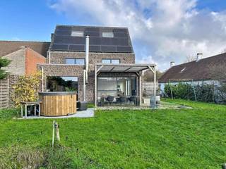 Instapklare halfopen bebouwing op een centrale locatie, bestaande uit een inkomhal met gastentoilet, een ruime en lichtrijke leefruimte met eet-...