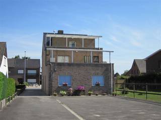 Appartement op het gelijkvloers met garage en terras ( 21m² ) vlakbij centrum in een rustige straat. Living in combinatie met open keuken. Keuken...
