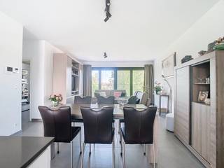 <strong><span>Stijlvol app met 2 SLPK, Terras én staanplaats, Toplocatie!</span></strong><br /><br />In dit <strong>stijlvol appartement</strong>, gelegen op de tweede verdieping van 'Residentie Sanctus', wordt U verwend met een modern, strak en trendy interieur. Daar bovenop ook met een groen en rustgevend uitzicht vanuit de lichtrijke leefruimte én van op het groot en aangenaam terras.<br /><br />De Heilig Hartlaan, <strong>vlot bereikbaar met de wagen en het openbaar vervoer,</strong> op wandelafstand van alle nodige faciliteiten én in de nabijheid van het centrum van de stad.<br /><br />Het appartement biedt U naast <strong>een ruime inkomhal, een lichtrijke leefruimte met een open en volledig ingerichte keuken</strong>, <strong>2 luxueuze slaapkamers</strong>, <strong>een moderne badkamer met inloopdouche en lavabo, een apart toilet én een afgesloten berging</strong> thv de keuken.<br /><br />Het gebruik van strakke en éénzelfde duurzame materialen in alle ruimtes bepaalt mee de luxe dat dit appartement uitstraalt!<br /><br />De <strong>aanwezigheid van zonnepanelen én een vlot te bereiken overdekte staanplaats</strong> met sectionaalpoort (afstandsbediening), met aanpalend een fietsenberging, maakt het geheel compleet!<br /><br />Maandelijkse provisie : 75 euro.<br /><br />Voor meer info en/of een bezoek maak uw afspraak via info@kurtimmo.be!