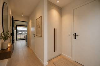 Prachtig nieuwbouwappartement te 2970 ’s-Gravenwezel, in de “Parel der Voorkempen”. Gelegen op de Wijnegemsteenweg 92, op 100 meter van het centrum!<br /><strong>Dit appartement is volledig afgewerkt en instapklaar !! (inclusief schilderwerken en moderne design verlichting).  </strong><br />Kopen aan 6% BTW ipv 21% behoort tot de mogelijkheid! Vraag naar de voorwaarden.<br />E-peil 7<br /><br />Wanneer je binnenkomt in dit prachtig afgewerkte nieuwbouwappartement, word je meteen verwelkomd door een ruime en elegante inkomhal. De vloer is afgewerkt met hoogwaardige parket, wat meteen een warme sfeer creëert. Aan de rechterzijde vind je de vestiaire, perfect voor het opbergen van jassen en schoenen, en het gastentoilet, modern ingericht en afgewerkt met subtiele details.<br /><br />Wanneer je verder loopt, kom je door een smeedijzeren glazen deur die leidt naar de royale open keuken en woonkamer. Deze ruimte baadt in het licht dankzij de grote ramen die uitkijken op het ruime overdekte terras.<br /><br />De moderne open keuken, die naadloos aansluit op de woonkamer, is volledig uitgerust met kwalitatieve inbouwapparatuur. De strakke afwerking en het eigentijdse design zorgen voor een stijlvolle uitstraling, ideaal voor wie houdt van koken in een luxueuze omgeving.<br /><br />Het overdekte terras van 48m² nodigt uit tot ontspannen buitenmomenten, of je nu geniet van een kop koffie in de ochtendzon of een avonddiner met vrienden. Door de ruimte en het uitzicht heb je hier echt een verlenging van je woonruimte. De berging, voorzien van aansluitingen voor een wasmachine en droogkast, biedt ook extra opbergruimte – een praktische en discrete plek voor huishoudelijke spullen. Verder naar de slaapkamers: De masterbedroom is ruim opgezet en loopt door naar een aparte dressingruimte, waar veel ruimte is voor kledingopslag. Aansluitend tref je de prachtige hoofdbadkamer, afgewerkt in Mortex, met een luxe ligbad, inloopdouche, dubbele lavabo en een privatief toilet. Het geheel voelt als een privéoase van rust.<br />De tweede slaapkamer, ideaal als logeerkamer, biedt voldoende ruimte voor ingebouwde kasten en heeft directe toegang tot een eigen douchekamer, ook afgewerkt in dezelfde moderne stijl. Dit geeft gasten of gezinsleden extra comfort en privacy.<br /><br /><strong><u>Positieve aspecten:</u><br />Het appartement is voorzien van de nieuwste technologieën, zoals airconditioning, een warmtepomp, vloerverwarming en 8 zonnepanelen, wat zorgt voor een duurzaam en comfortabel woonklimaat. E-peil 7</strong><br /><strong>Bij dit appartement horen ook een ondergrondse kelder en twee carports, inclusief een extra buitenberging. Dit alles maakt van dit appartement een unieke en complete woonervaring in het hart van ’s-Gravenwezel.</strong><br /><br /><span>Ter info: enkele foto's hebben we wat meer aangekleed en zijn ter illustratie. </span>