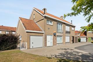 Deze half open bebouwing bestaande uit: inkomhal met toilet, eetkamer - salon met aanpalende keuken, garage met wasplaats en bovenliggende zolder.Op...