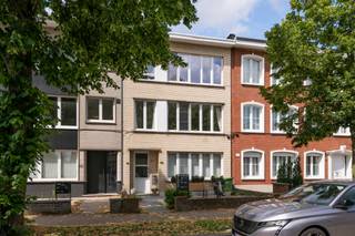 <p><span>Dit 2-slaapkamerappartement bevindt zich op de tweede verdieping van een kleinschalig gebouw in de residentiële buurt Oosterveld te Wilrijk, vlak bij de Prins Boudewijnlaan en het Sint-Augustinusziekenhuis. Scholen, winkels en openbaar vervoer bevinden zich op wandelafstand. Daarnaast geniet u van een vlotte verbinding richting Antwerpen en Brussel.</span></p>
<p><span>We betreden het appartement via de inkomhal, die toegang geeft tot een apart toilet, twee slaapkamers aan de achterzijde, een moderne badkamer en de leefruimte. Eén van de slaapkamers is voorzien van een zeer ruime ingemaakte dressing, die eventueel ook als derde kamer kan worden ingericht.</span></p>
<p><span>De lichtrijke leefruimte sluit mooi aan op de open keuken, die voorzien is van alle hedendaags comfort.</span></p>
<p><span>Een kelderberging is inbegrepen in de vraagprijs.</span></p>
<p><strong><span>EPC-label: B</span></strong></p>
<p><span>Aarzel niet om ons te contacteren voor een afspraak!</span></p>