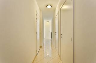 <p>Dit stijlvol appartement is terug te vinden in het hartje van Genk.<br />Met uitzicht op het stadsplein en de prachtige bibliotheek van de stad maakt van dit appartment één van de paradepaardjes van de blok.<br />Dankzij de grote glaspartijen in iedere ruimte kan je genieten van veel natuurlijk lichtinval. Bovendien benadrukt dit ook de grootte van de verschillende ruimtes.<br /><br />De indeling is als volgt:<br />Bij het binnenkomen in de woning kom je in de hal terecht. Hier is er gebruik gemaakt van lichte kleuren en materialen op de vloer en tegen de muren. Via deze hal krijg je directe toegang tot de drie slaapkamers en de badkamer. In de slaapkamers is er een bruine laminaat gelegd die warmte uitstraalt. Doch zijn ook hier grote raampartijen voorzien zodat het natuurlijk licht ook hier de ruimtes vullen. <br />De volledig uitgeruste badkamer, met zowel bad als inloopdouche, is betegeld met keramische tegels opgetrokken tot aan het plafond. Kortom de ideale plek om na een drukke dag te genieten van een heerlijk warm bad of douche. Verder is er in de hal ook een toilet voorzien die in dezelfde keramische tegel betegeld is. <br /><br />Via de riante living (32,5m²) heb je zicht aan zowel voor als achter - en zijkant van het gebouw. De achterkant geeft uit op een parkgeïnspireerde tuin die je van alle natuurlijke pracht en praal voorziet. Bovendien kan je door middel van de twee terrassen altijd genieten van het buiten zijn zonder te moeten inboeten in privacy. <br />Tot slot vormt een grote op maat gemaakte kast de scheidingswand tussen de living en de volledig geïnstalleerde keuken. Ook hier valt de grootte van de ruimte (21,5m²) op en geeft het de mogelijkheid om nog een grote dinnertafel te plaatsen. <br /><br />Een aantal extra troeven:<br />- Aansluiting op gas<br />- Videofoon<br />- Autostaanplaats in kelder (beveiligd)<br />- Extra berging in kelder <br />- fietsenstalling <br />- Hoge afwerkingsgraad<br />- Zeer veel lichtinval<br />- 2 terrassen<br />- Alles op wandelafstand <br /><br />EPC: 111 Kwh/(m²jaar)<br /><br />Algemene Onkosten bedragen €150 per maand.<br /><br />Voor extra info of een bezichtiging, aarzel dan zeker niet om contact op te nemen via info@immo-bosmans.be of 0499/30.87.87<br /><br /></p>
<p></p>