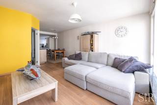 Modern appartement met 3 slaapkamers op toplocatie. <br />Vlakbij winkels, restaurants, ... biedt dit appartement tal van mogelijkheden en is het dé ideale uitvalsbasis. Het appartement heeft een ruim terras om gezellig te genieten van de zon en de rust.<br /><br />Indeling: het appartement op de 1ste verdieping is bereikbaar via de trap (geen lift aanwezig) en omvat: inkomhal, ruime lichtrijke leefruimte, door de grote raampartijen, aansluitend op de eetruime en de open geïnstalleerde keuken. Verder zijn er 3 ruime slaapkamers. 2 hiervan hebben toegang tot het uitzonderlijk groot en lichtovergoten terras (52m²) met berging. Verder is er nog een badkamer met inloopdouche, wc en een lavabo. <br /><br />Concreet: een modern, gezellig appartement met alle comfort en op steenworp van de Grote Markt.<br />Fantastisch gelegen voor wie centraal wil wonen en alles bij de hand wil hebben. <br />Geen lift, dus lage gemeenschappelijke kosten.<br />3 slaapkamers en groot terras (52<span>m²).</span><br /><br />Interesse? Reageer op de advertentie of contacteer ons via info@immosir.be