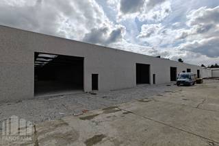 Uitstekend gelegen nieuwbouw <strong>KMO-unit van 653 m² te huur</strong>, op slechts 450 m van de op- en afrit 10 <strong>Beernem </strong>van de E40.<br /><br />De opslagruimte beschikt over een vrije hoogte van 6 m en is toegankelijk via een automatische sectionale poort met een aparte toegangsdeur. Daarnaast is de loods uitgerust met een lichtstraat met rookluik, de nodige elektriciteitsvoorzieningen en energiezuinige LED-verlichting.<br /><br />Op het terrein is ruime parkeer- en manoeuvreerruimte voorzien. Beschikbaar vanaf september 2026.<br />De ruimte is geschikt voor zowel <strong>opslag als uitvoeren activiteiten.</strong><br />Tevens is het mogelijk om andere oppervlaktes te huren.<br /><br />Contacteer<strong> PANORAMA B2B</strong> voor bijkomende (technische) inlichtingen, plannen of een vrijblijvend plaatsbezoek via <strong>0479 01 70 70</strong>.
