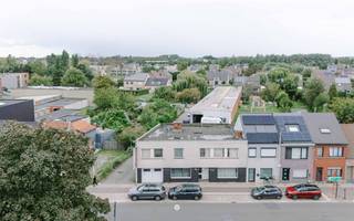 <p><span>SINT-NIKLAAS - Polyvalente eigendom met ruime woning en magazijn van ca. 800 m²</span></p><p><span>Op een goed bereikbare en zichtbare locatie in Sint-Niklaas bevindt zich deze polyvalente eigendom op een perceel van 1.319 m². De combinatie van een ruime woning, een achterliggend magazijn van ca. 800 m² en praktische bereikbaarheid biedt heel wat potentieel voor renovatie en diverse invullingen.</span></p><p><span>Gelijkvloers</span><span><br />De woning beschikt over een ruime leefruimte, keuken, bureau en praktische berging. De stevige constructie en royale oppervlakte vormen een goede basis voor een grondige renovatie en een eigentijdse herinrichting.</span></p><p><span>Eerste verdieping</span><span><br />Op de verdieping bevinden zich vier kamers en een badkamer. Ook hier is voldoende ruimte aanwezig om de woning verder af te stemmen op de gewenste invulling.</span></p><p><span>Magazijn</span><span><br />Achter de woning bevindt zich een magazijn van ca. 800 m², afzonderlijk bereikbaar via de aanpalende Raapwegel. Het gebouw is momenteel verhuurd en in gebruik als handcarwash, maar biedt dankzij zijn oppervlakte en bereikbaarheid mogelijkheden voor uiteenlopende invullingen.</span></p><p><span>Bijzonderheden</span><span><br />Totale perceelsoppervlakte van 1.319 m²<br />Magazijn van ca. 800 m² met aparte bereikbaarheid<br />Zichtbare en vlot bereikbare locatie<br />Woning met condenserende gasketel en asbestveilig attest</span></p><p><span>Polyvalente eigendom met heel wat renovatie- en herinvullingspotentieel;</span></p><p><span>EPC D<br />Richtprijs 650 000 euro.</span></p>
