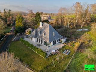 +++ Hunselstraat 13, LENNIK +++In een bijzonder rustige en groene omgeving, midden in het prachtige Pajottenland, bevindt zich deze charmante villa...