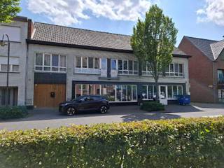 Erg verzorgde studentenkamers nabij de Thomas More Hogeschool met oppervlaktes tussen 14m² en 23m².<br /><br />Je kan kiezen tussen kamers met eigen privé sanitair (toilet en douche) of met gemeenschappelijk sanitair (te delen met 2 personen).<br /><br />Verder is er een gemeenschappelijk ingerichte keuken voorzien evenals een wasplaats.<br /><br />Huurprijzen van € 335, € 355 of € 415/maand (inclusief verbruik water, gas en elektriciteit).<br />Provisie gemene kosten bedraagt € 130/jaar.<br /><br />Gelegen in het centrum van Larum met een mooie gemeenschappelijk tuin en een ruime fiestenberging.<br /><br />Contacteer ons kantoor voor meer info of een bezoek ter plaatse via 0471/605.314 of mail info@immo-b.be.