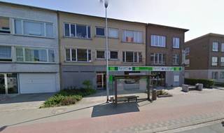 Investeringseigendom te koop, gelegen langsheen de LAMBRECHTSHOEKENLAAN 172 – 174, met véél passage en ruime parkeergelegenheid voor de deur. Dit betreft een verhuurd commercieel pand met een opp. van ca. 465 m² aan de kwalitatieve supermarktketen <strong>Carrefour Express.</strong><br />Verder is er nog een bijgebouw met drie garageboxen.<br />De totale huuropbrengst voor de winkel en de drie garages 4.909 Euro/Maand. <br />VERKOOPPRIJS WINKEL: 870.000 euro. <br />VERKOOPPRIJS 3 GARAGES: 90.000 euro. <br /><strong>Benieuwd naar deze opbrengsteigendom te koop regio Antwerpen?</strong><br />Contacteer info@immodelestre.be of 054 33 62 52.<br />www.immodelestre.be
