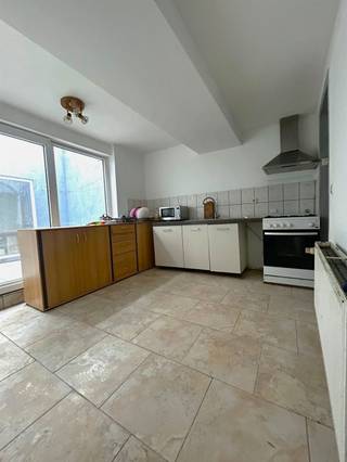 In de Forestier Liederikstraat 1 te Harelbeke vindt u deze woning boordevol potentieel. Een ideale opportuniteit voor wie op zoek is naar...