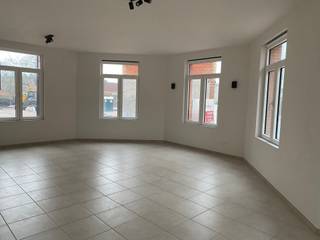 Dit instapklare nieuwbouwappartement bevindt zich op de gelijkvloerse verdieping van het nieuwbouwproject de Zevenster te Retie. Vanuit het appartement heeft u een prachtig zicht over het marktplein en de kerk van Retie. Alle voorzieningen bevinden zich op wandelafstand.<br /><br />Het appartement omvat een zeer aangename woonruimte met veel ramen, aansluitend een compleet uitgeruste keuken, een berging, een badkamer (met inloopdouche en toilet), 1 slaapkamer met toegang tot het terras en nog een extra kamer die dienst kan doen als dressing bijvoorbeeld. <br />Er is een lift in het gebouw die rechtstreeks toegang biedt naar de parkeergarage. Daar bevindt zich een autostaanplaats en berging, dewelke zijn inbegrepen in bovenvermelde huurprijs.<br />Bijzonder is dat het appartement is uitgerust met een warmtepomp met vloerverwarming en het beschikt over een individueel pakket aan zonnepanelen. Bijgevolg is het uiterst energie zuinig.<br /><br />Het appartement is voorzien van verlichting en (gedeeltelijk) van raamdecoratie. Beschikbaar vanaf 1/9.<br />Het appartement leent zich niet voor het houden van huisdieren.