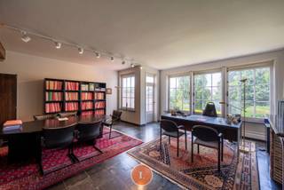 <strong>Karaktervolle herenwoning met veel potentieel </strong>te koop in <strong>centrum</strong> Menen.<br /><br />Deze goed onderhouden, <strong>karaktervolle herenwoning</strong> is gelegen op een centrale, doch rustige locatie en biedt mogelijkheden voor wie op zoek is naar charme, volume en het comfort van een eigen<strong> inpandige garage én lift</strong>.<br /><br />Bij het binnenkomen word je verwelkomt door de<strong> ruime en statige inkomhal met aparte vestiaire</strong>. Deze hal geeft toegang tot de <strong>wasruimte</strong>/bergruimte, extra ruimte die nu wordt ingedeeld als wachtzaal maar kan perfect een <strong>bureauruimte</strong> zijn, en <strong>inpandige garage</strong>. <br /><br />De woning beschikt over <strong>ruime leefruimtes</strong>, <strong>vier volwaardige slaapkamers</strong> en een <strong>badkamer en douchekamer</strong>. Hoewel de woning in goede staat verkeert, vraagt ze om een <strong>modernisatie </strong>om haar volledig naar de standaard van vandaag te brengen, een uitgelezen kans voor wie zijn eigen stempel wil drukken op een uniek pand. De woning is voorzien van deels enkele beglazing en deels dubbele beglazing. <br /><br />Verder heeft de woning een <strong>gezellige aangelegde tuin</strong> zonder inkijk. <br /><br />Aanvullende informatie: Ieder verdiep is voorzien van een <strong>toilet</strong> en ook <strong>alarmsysteem</strong>. <br /><br /><strong>PLUSPUNTEN:</strong><br />- goed onderhouden karakterwoning<br />- mooi aangelegde tuin<br />- lift in het gebouw<br />- inpandige garage<br /><br />Wenst u meer informatie of een rondleiding op afspraak? Contacteer ons via:<br />📧 kimoura@immolietaer.be | 📞 0470 85 65 08<br />📧 tamara@immolietaer.be | 📞 0475 55 01 13<br /><br />