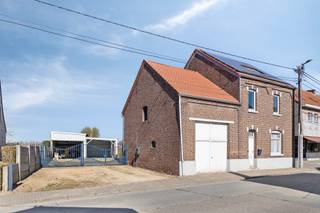 <strong>Deels gerenoveerde woning met o.a. een bewoonbare oppervlakte van 192 m², 4 slaapkamers, voldoende parkeermogelijkheden en ruime tuin. EPC label C. </strong><br /><br />Het gelijkvloers van de woning beschikt over een inkomhal, woonkamer, eetruimte, keuken en badkamer.<br /><br />Op de eerste verdieping bevindt zich een nachthal en 4 slaapkamers.<br /><br />De tweede verdieping/zolder bestaat uit een ruime slaapkamer. <br /><br />Aan de buitenkant van de woning bevindt zich links twee parkings. Achteraan bevinden zich meerdere bijgebouwen waaronder meerdere garages, carport, terras en grasveld.<br /><br />Enkele kenmerken: Elektriciteit conform, zonnepanelen aanwezig, CV via warmtepomp (lucht/lucht) en nieuw dak.<br /><br />De woning beschikt over een goede ligging t.o.v. winkels, scholen, openbaar vervoer, restaurants, etc.<br /><br />Interesse? Mail naar laurens@immogve.be of bel naar 0496 07 89 48.