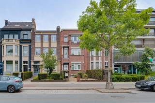 <p><span>Deze uitzonderlijk </span><span>ruime woning</span><span> is gelegen aan de Bredabaan in Merksem, vlak bij winkels, scholen en openbaar vervoer. Dankzij een bewoonbare oppervlakte van maar liefst </span><span>415m²</span><span> (cfr. EPC) biedt het pand veel mogelijkheden voor een groot gezin, een combinatie van wonen en werken of wie simpelweg op zoek is naar heel veel ruimte.</span></p><p><span> </span></p><p><span>De woning beschikt over een grote leefruimte, een geïnstalleerde keuken en </span><span>zes ruime slaapkamers</span><span>. Hoge plafonds en authentieke elementen zorgen voor karakter en veel lichtinval. Achteraan bevindt zich een grote, groene </span><span>tuin</span><span>: een zeldzame troef op deze centrale locatie.</span></p><p><span> </span></p><p><span>Indeling</span></p><p><span>- ruime inkomhal</span></p><p><span>- grote leefruimte</span></p><p><span>- geïnstalleerde keuken</span></p><p><span>- zes slaapkamers</span></p><p><span>- badkamer</span></p><p><span>- praktische berg- en wasruimtes</span></p><p><span>- grote, groene tuin</span></p><p><span> </span></p><p><span>Troeven:</span></p><p><span>- maar liefst 415m² bewoonbare oppervlakte</span></p><p><span>- uitzonderlijk veel ruimte en mogelijkheden</span></p><p><span>- grote tuin</span></p><p><span>- geschikt voor een groot gezin of combinatie wonen en werken</span></p><p><span>- authentieke elementen en hoge plafonds</span></p><p><span>- centrale ligging in Merksem</span></p><p><span>- winkels en openbaar vervoer vlakbij</span></p><p><span> </span></p><p><span>Ben jij geïnteresseerd in deze ruime woning in Merksem, ben je op zoek naar ander vastgoed of wens je de waarde van jouw eigendom te kennen? Dan ben je bij BOLT immo aan het juiste adres! Wij helpen jou graag verder.</span></p>